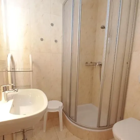 Ruth Haus Kmb Seeblickappartement Am Ossiacher Mit Direktem Seezugang, Hallenbad Bodensdorf